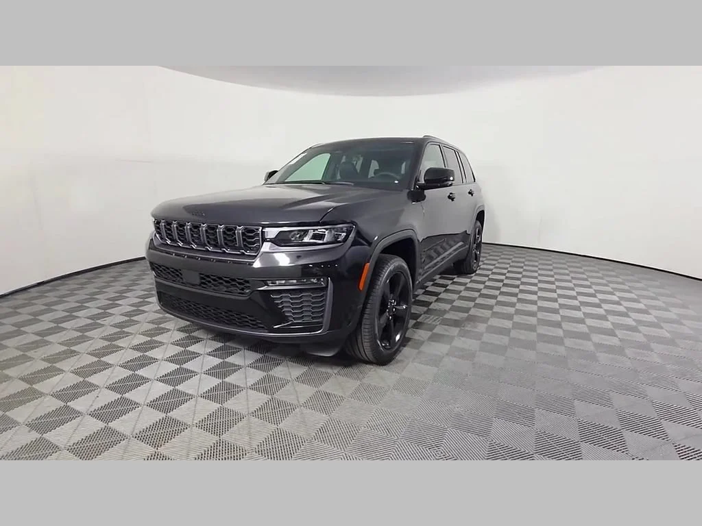 New 2026 Diamond Black Crystal Pearl-Coat Exterior Paint Jeep Limited image 35