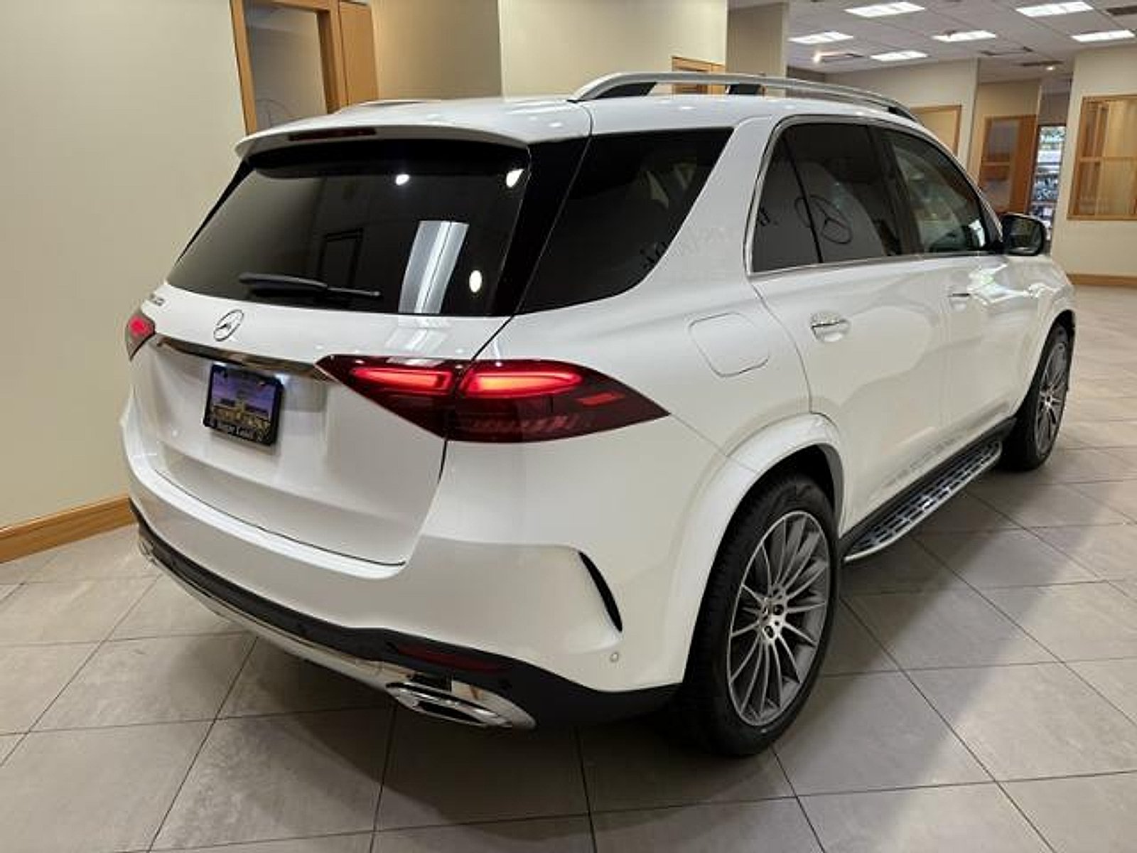 New 2026 MANUFAKTUR Moonlight White Metallic Mercedes-Benz  image 5