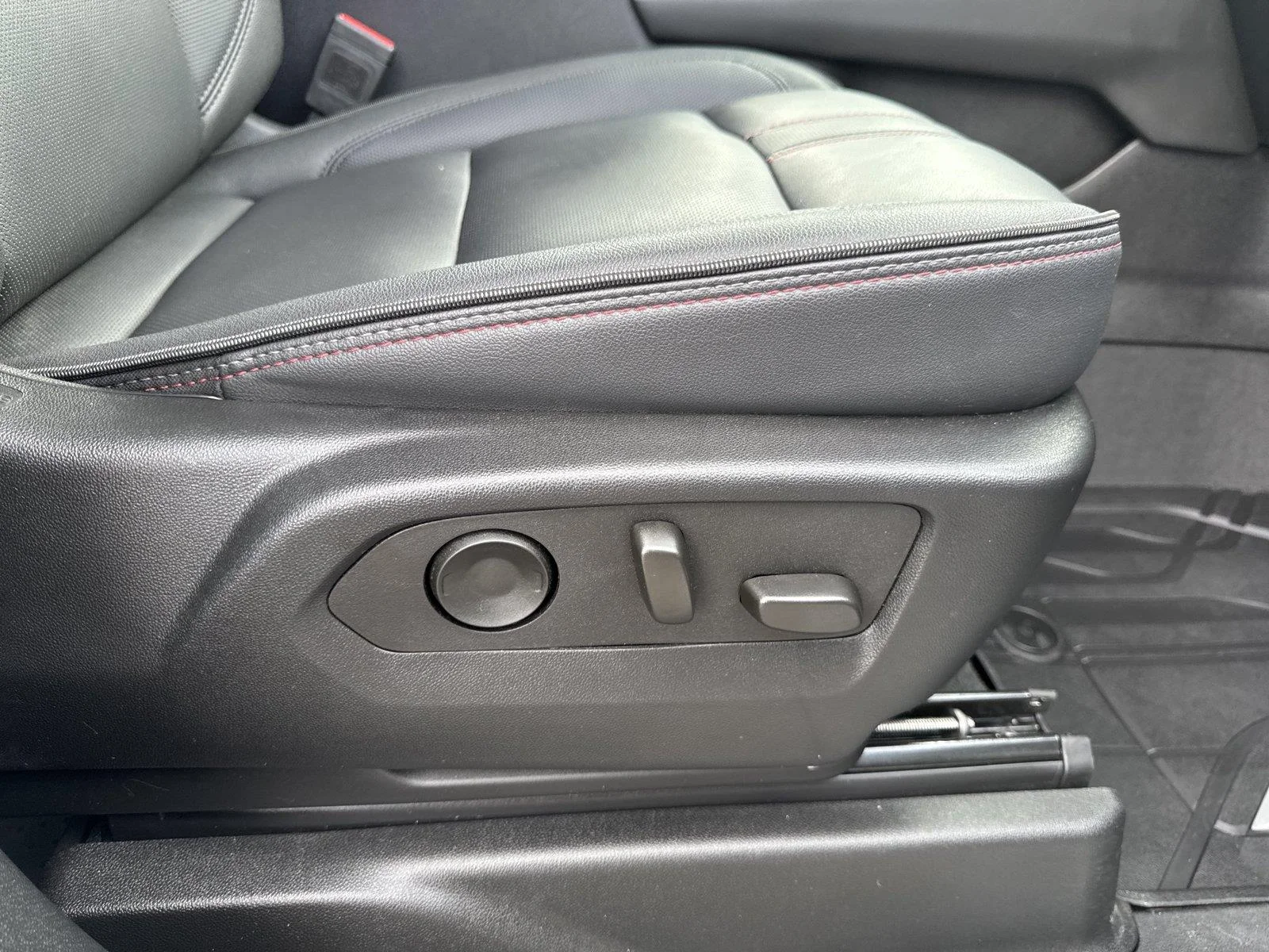 Used 2025 Sterling Gray Metallic Chevrolet RST image 39