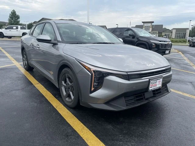 2025 Kia K4 LXS - Photo 10