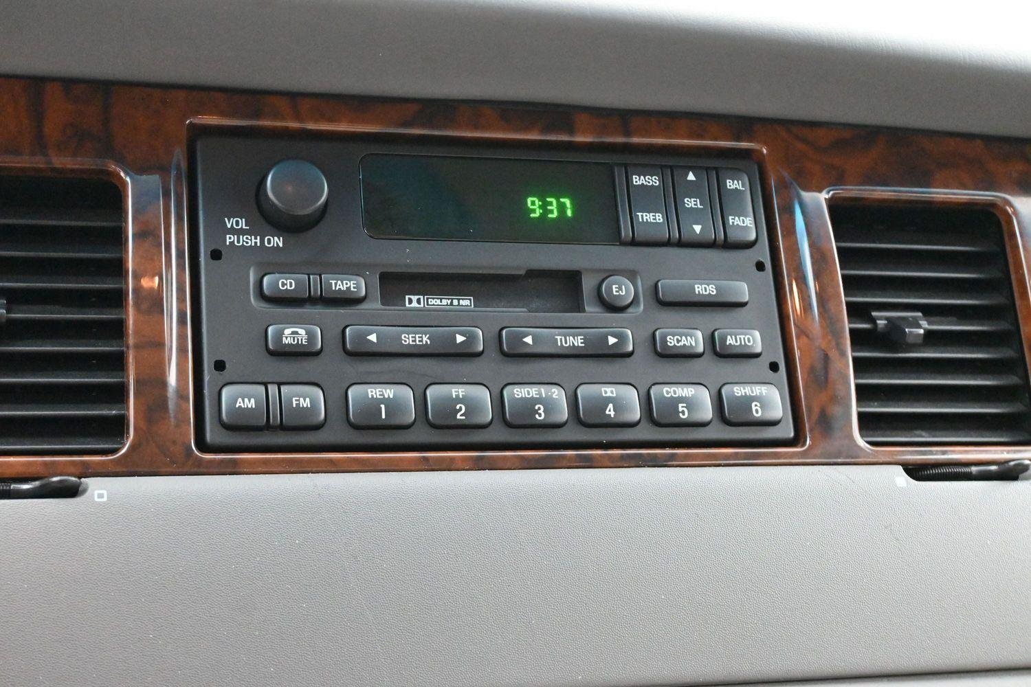 Used 2000  Lincoln Executive image 18