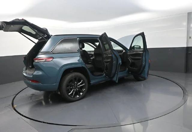 New 2026 Steel Blue Exterior Paint Jeep Limited Reserve image 34