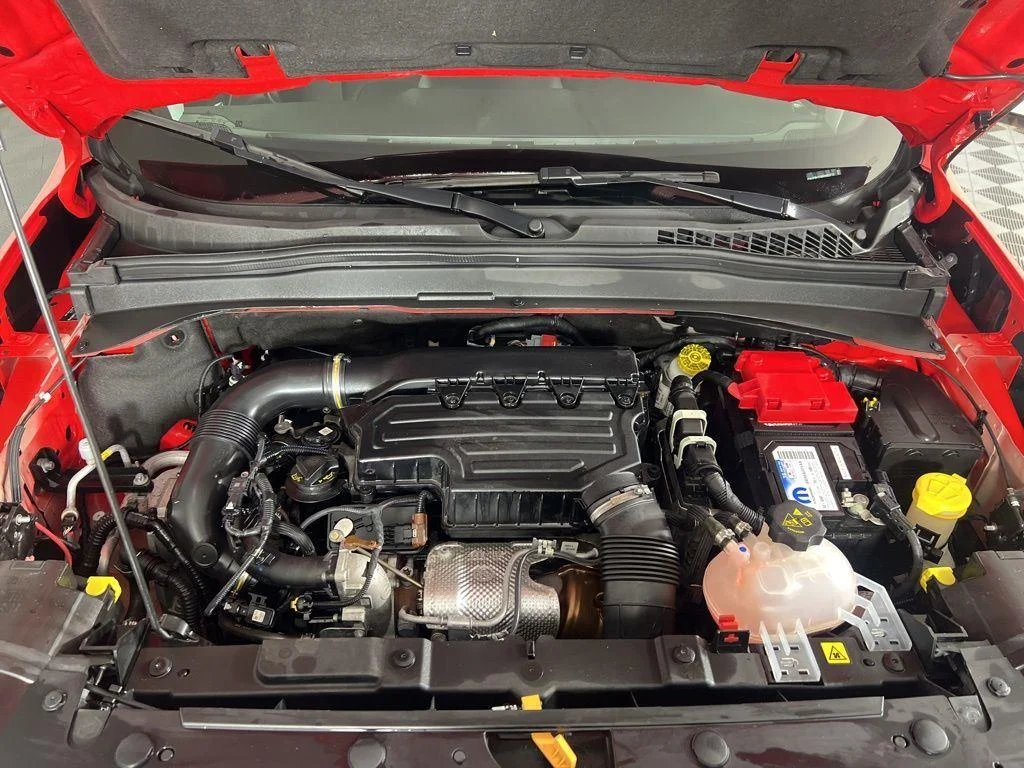 Used 2022 Colorado Red Clearcoat Jeep Latitude image 24