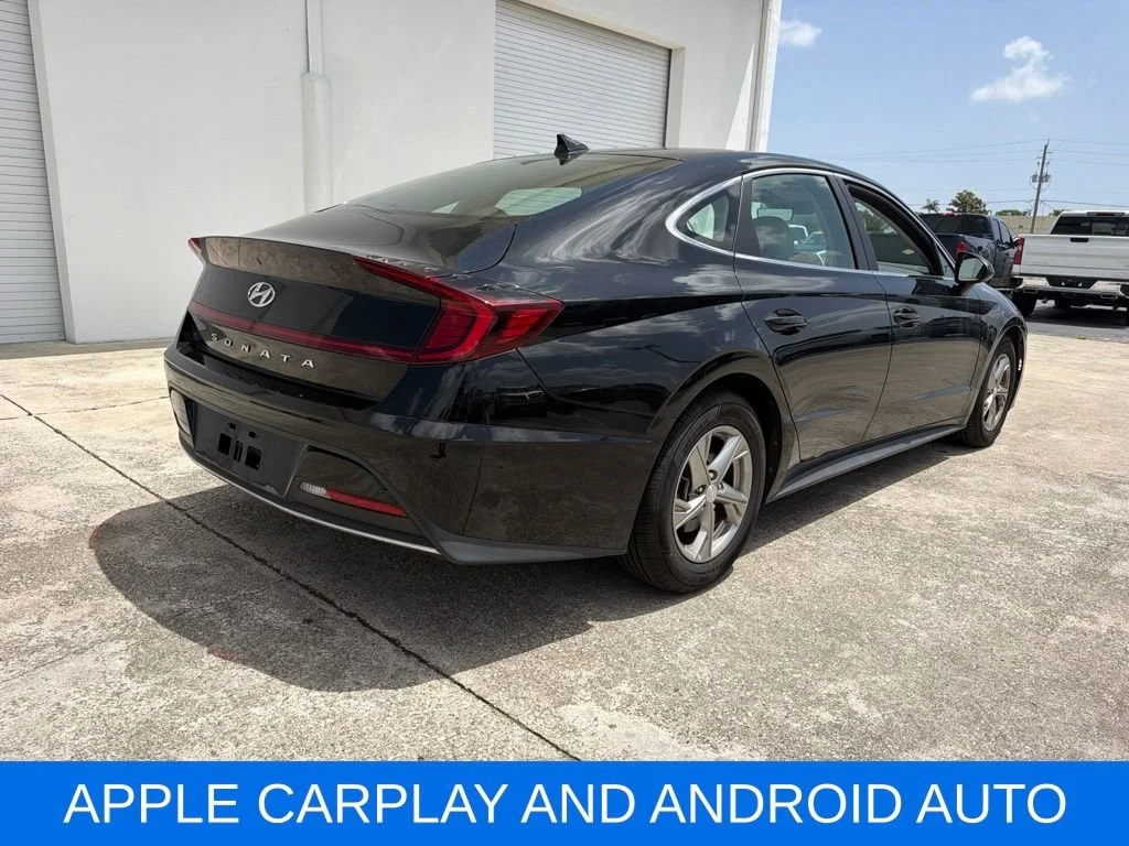 Used 2020 Black Hyundai SE image 7
