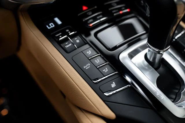 Used 2014  Porsche Diesel Platinum Edition image 25