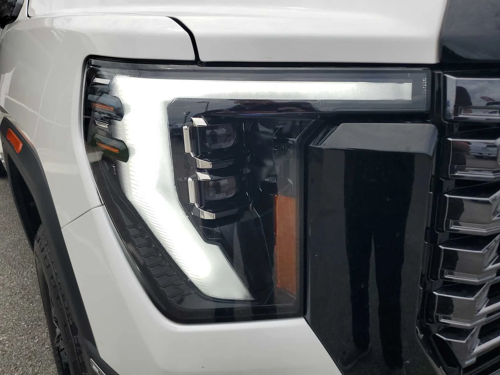 Used 2025 White Frost Tricoat GMC Denali Ultimate image 10