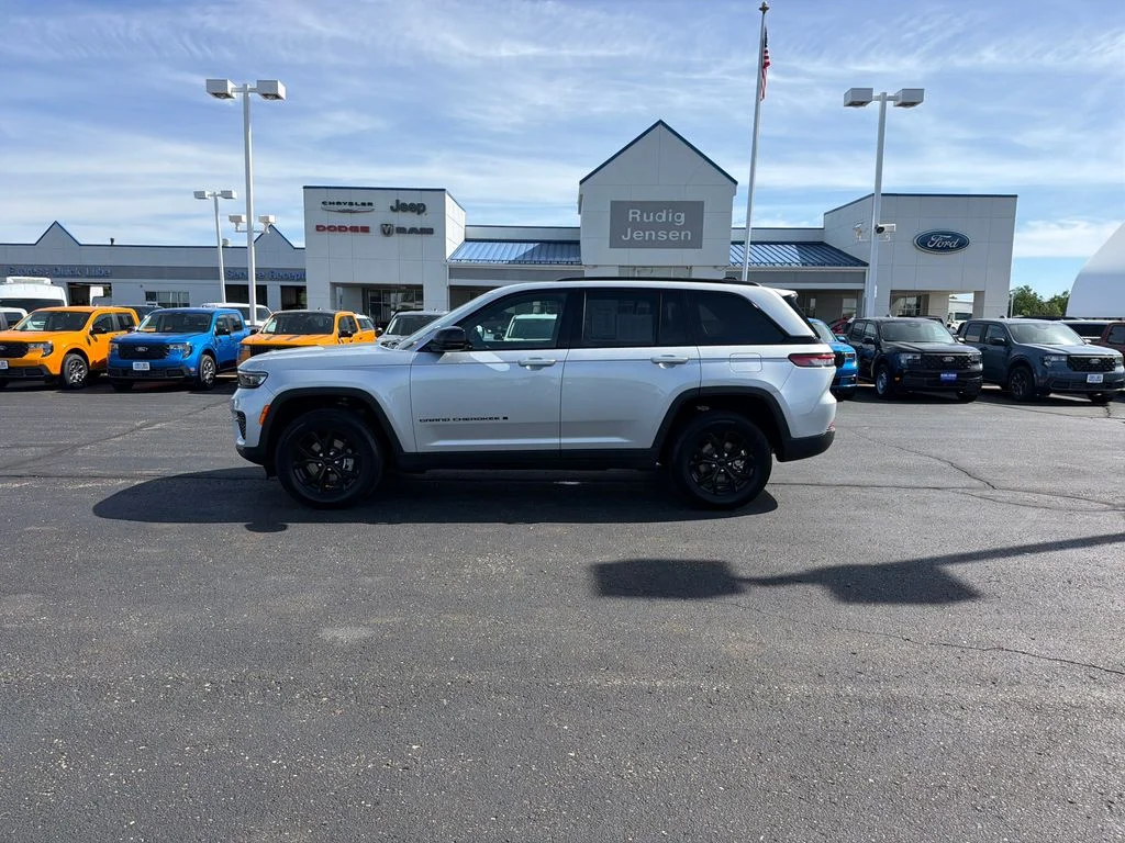 Used 2025 Silver Jeep Altitude image 2