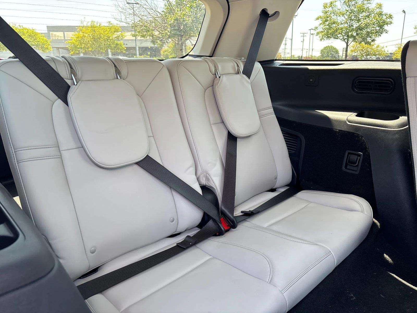 Used 2025 Pristine White Metallic Tri-Coat Lincoln Premiere image 39
