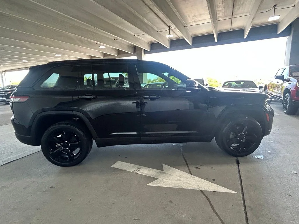 Used 2023 Diamond Black Crystal Pearlcoat Jeep Altitude image 6