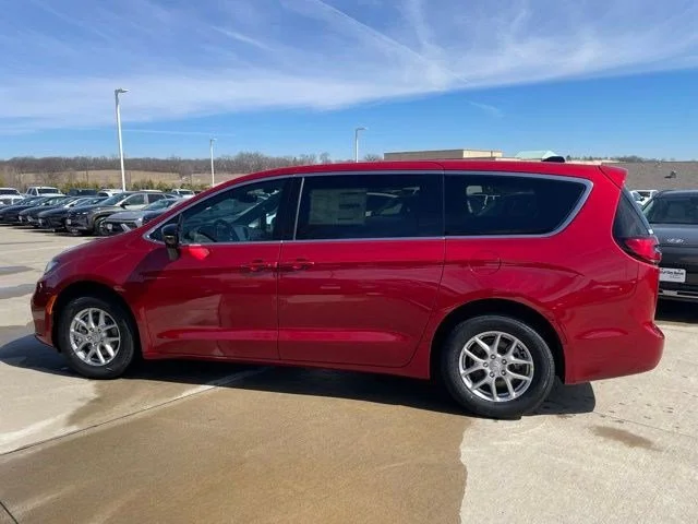 2026 Chrysler Pacifica Select's photo