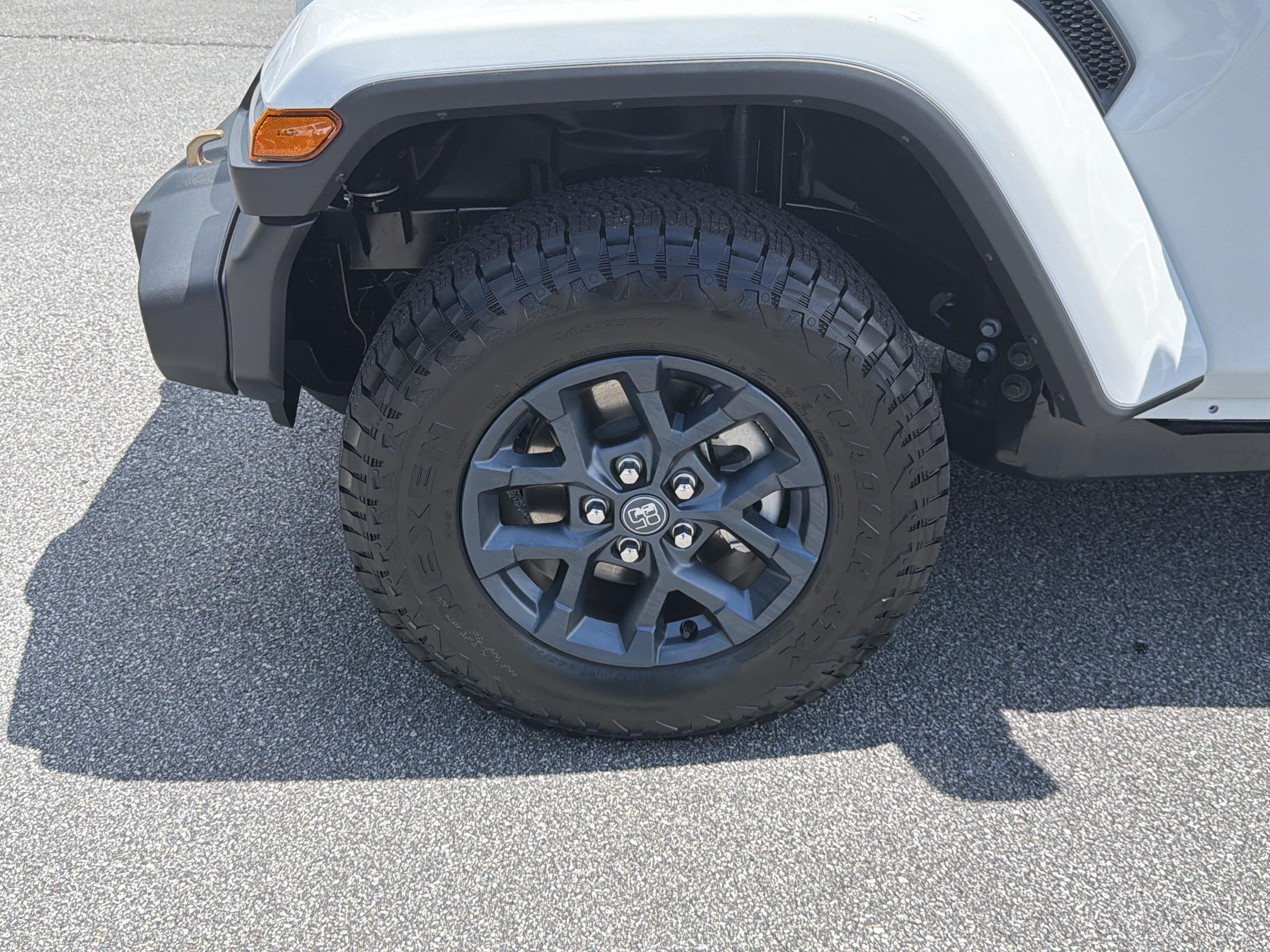 New 2026 Bright White Clear-Coat Exterior Paint Jeep 85th Anniversary Edition image 13