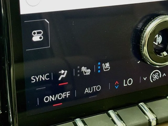 Used 2025 White GMC Denali image 22