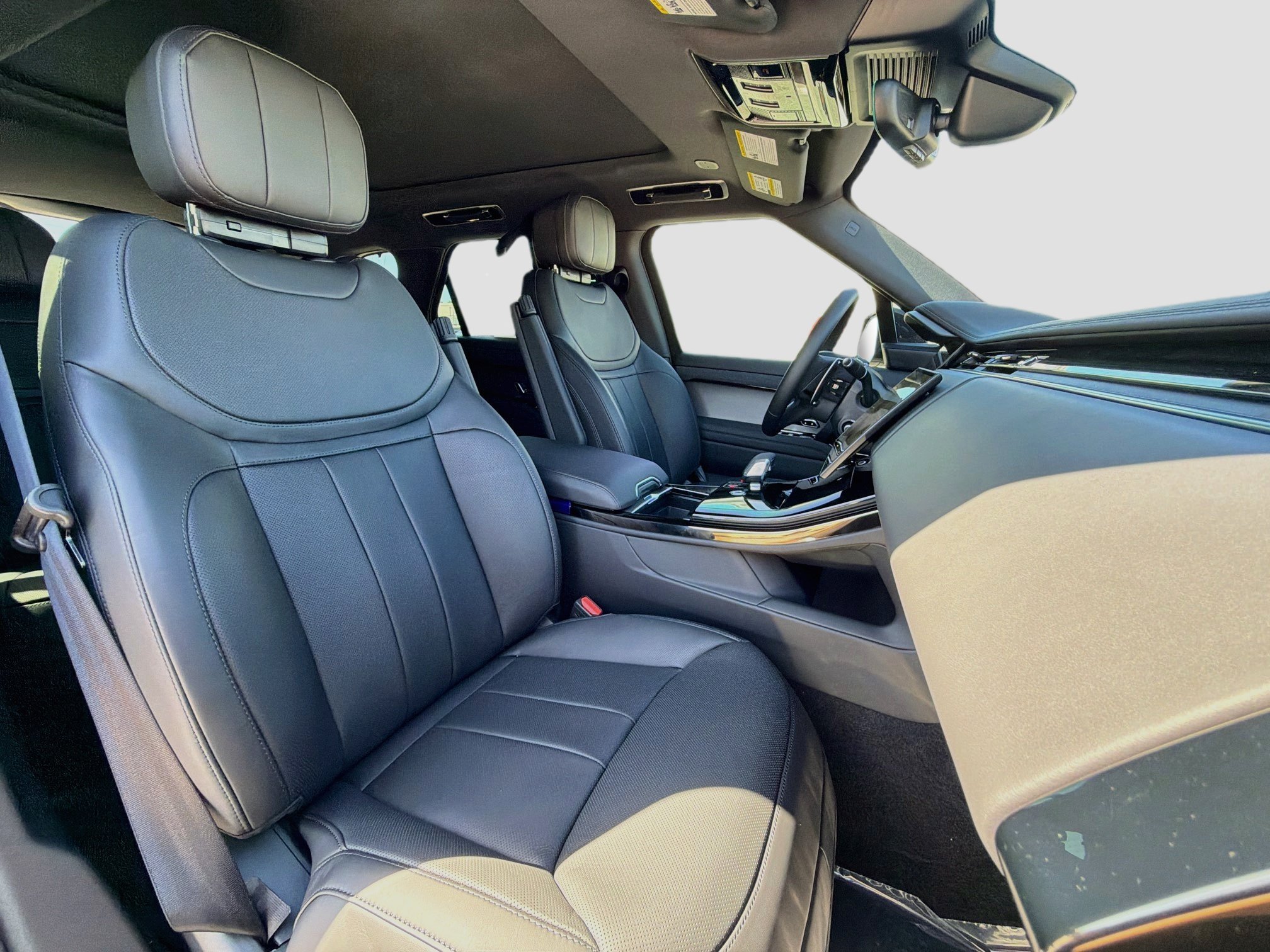 New 2027 Santorini Black Land Rover SE image 16