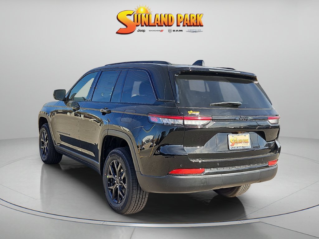 New 2025 Diamond Black Crystal Pearl-Coat Exterior Paint Jeep Laredo image 4