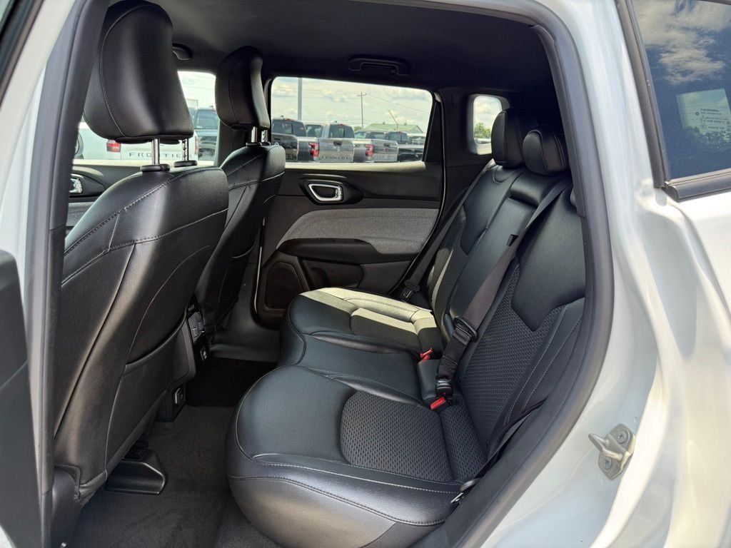 Used 2024 White Jeep Latitude image 9