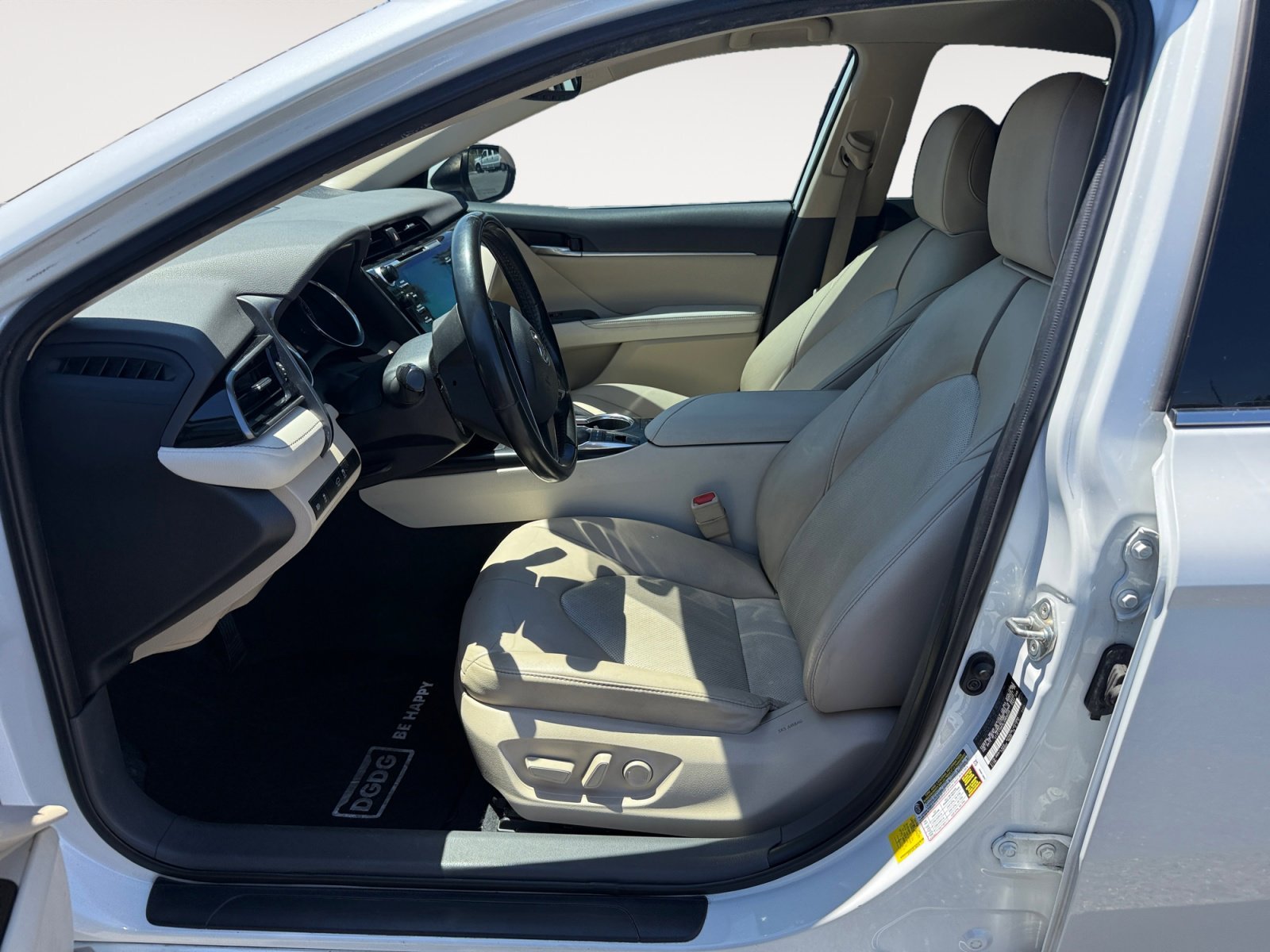 Used 2020 Pearl Toyota XLE image 10