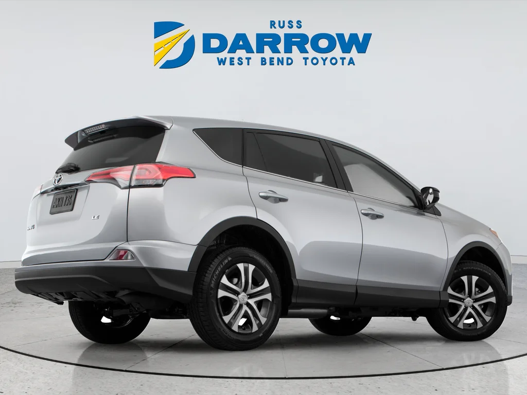 Used 2018 Silver Toyota LE image 9