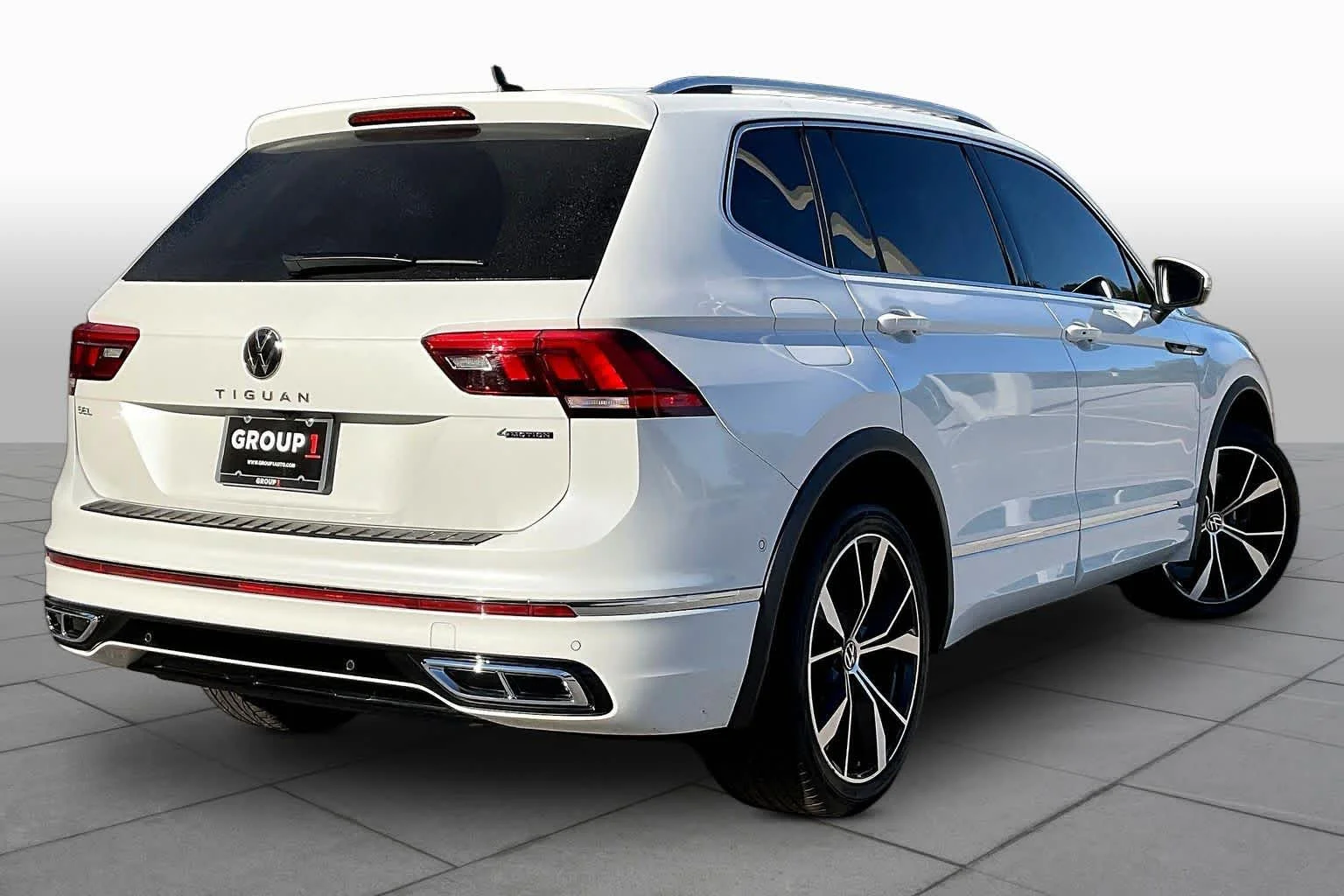 Used 2022 Oryx White Pearl Volkswagen SEL R-Line image 13