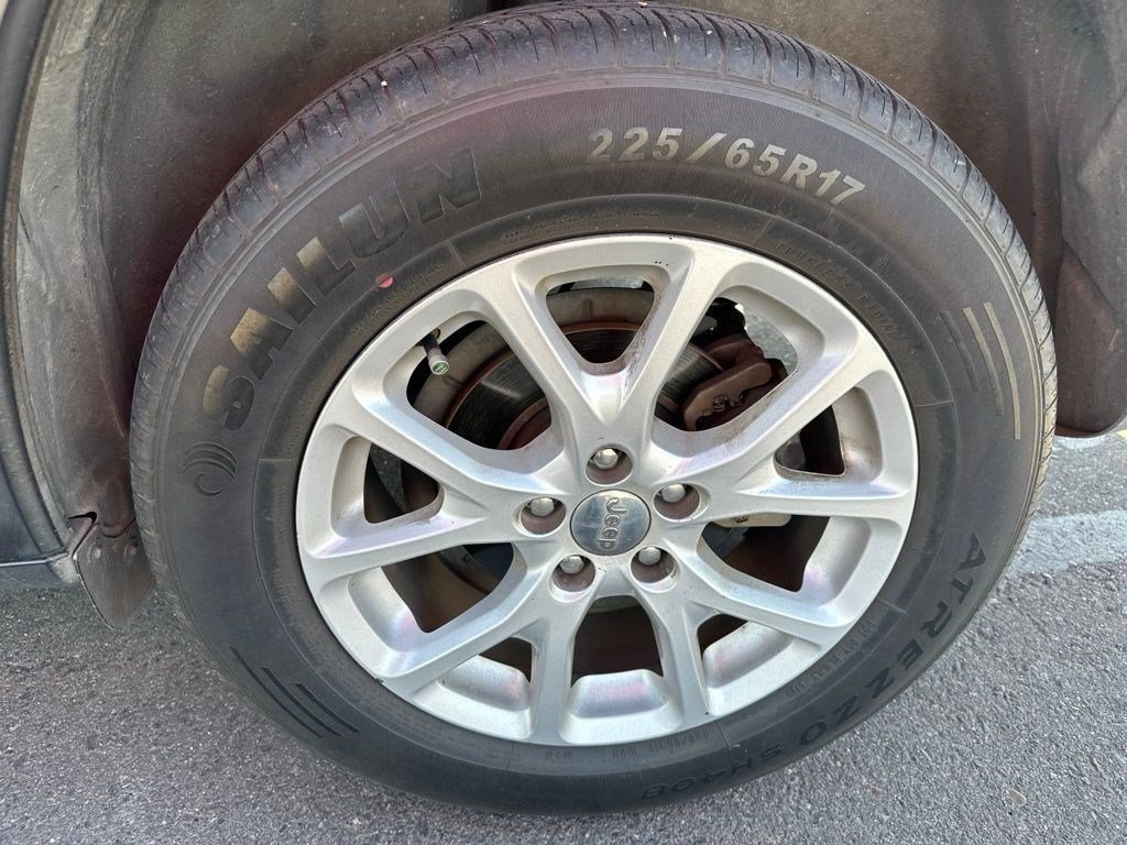 Used 2018 Gray Jeep Latitude Plus FWD image 9