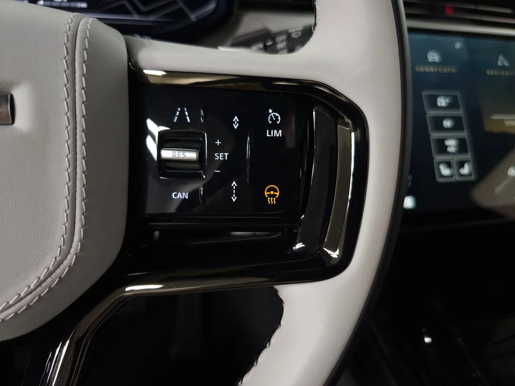 Used 2025 White Land Rover Dynamic SE image 22