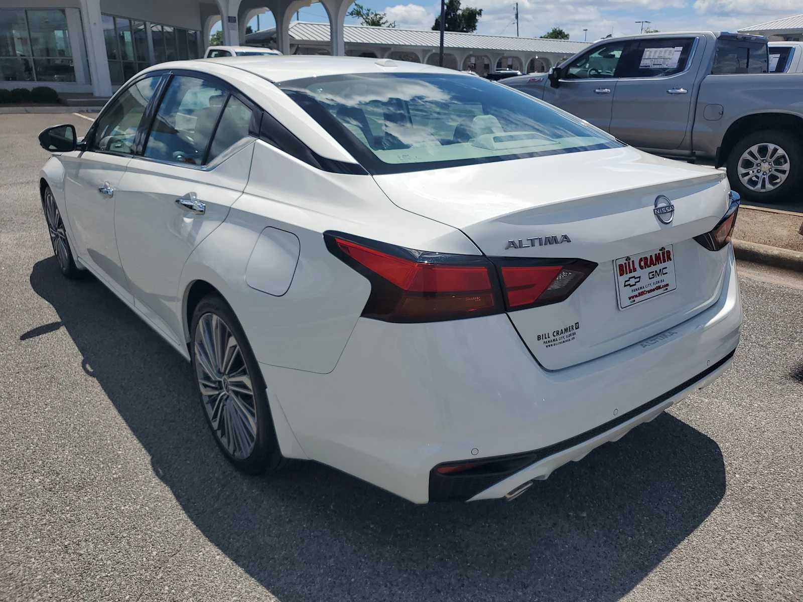 Used 2024 White Nissan 2.5 SL image 3
