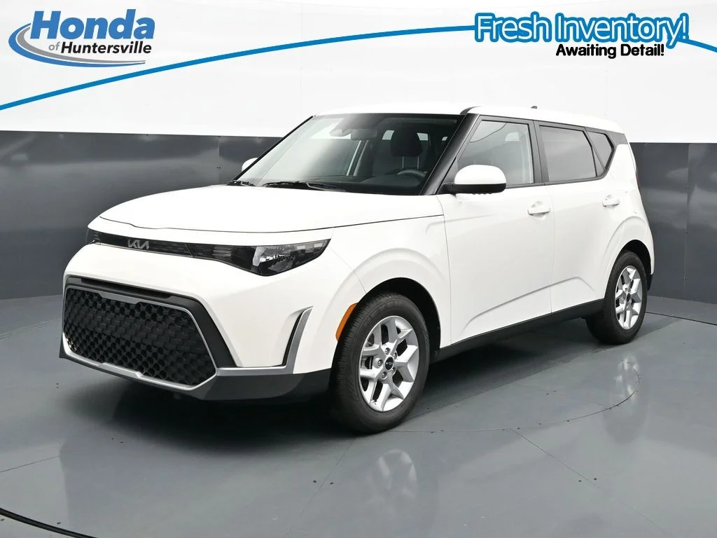 Used 2025 Snow White Pearl Kia LX image 4