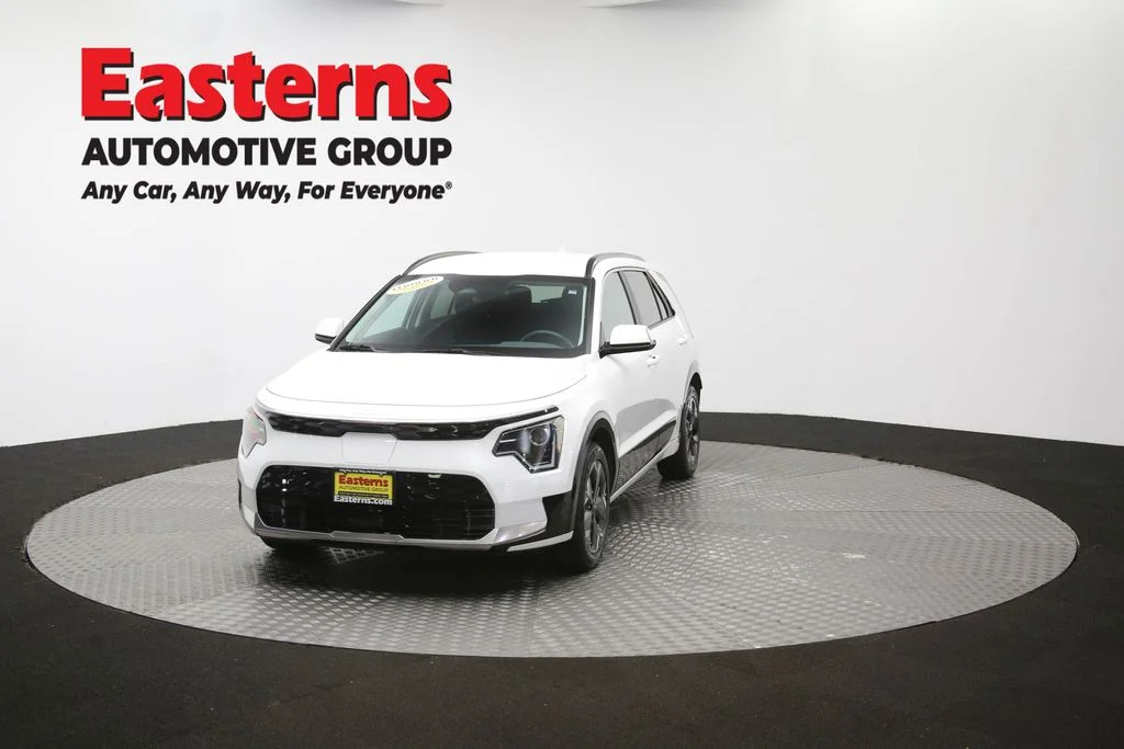 Used 2024 White Kia Wind image 52