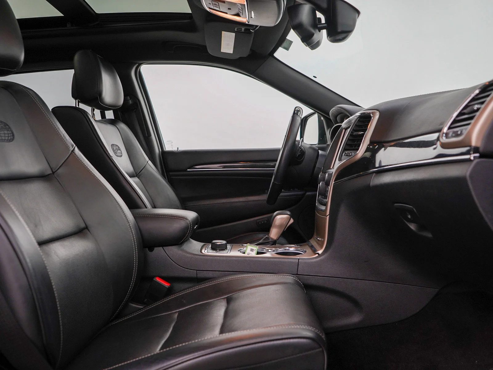 Used 2016 Brilliant Black Crystal Pearlcoat Jeep Overland image 11