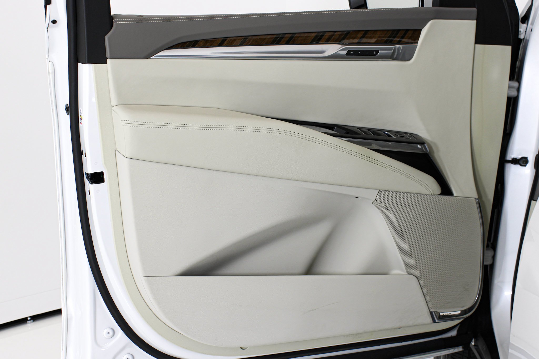 Used 2025 Crystal White Tricoat Cadillac Sport Platinum image 32