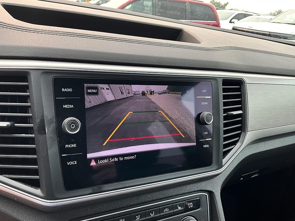 Used 2019 White Volkswagen 2.0T SE image 22
