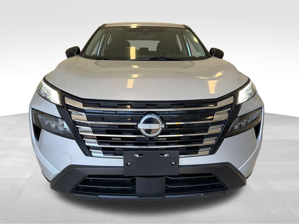 Used 2024 Silver Nissan S image 3