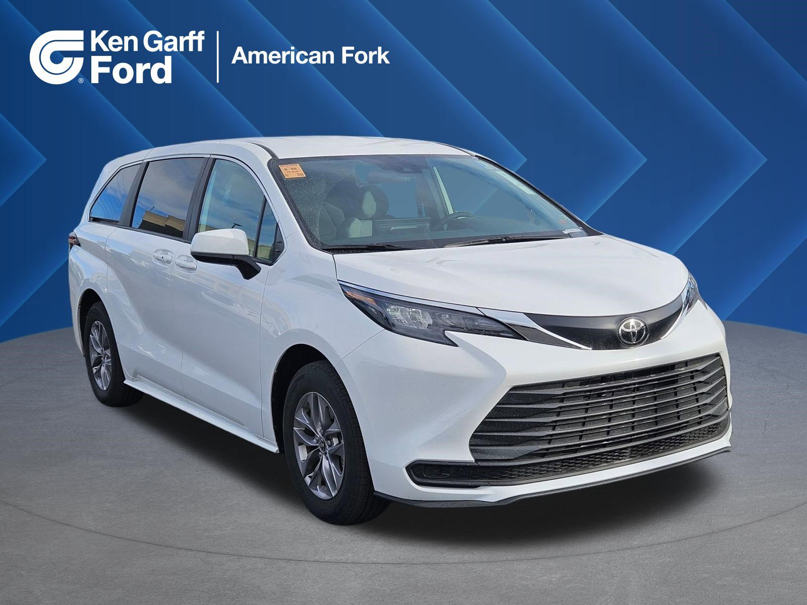 2026 Toyota Sienna LE 8-Passenger Hybrid FWD's photo