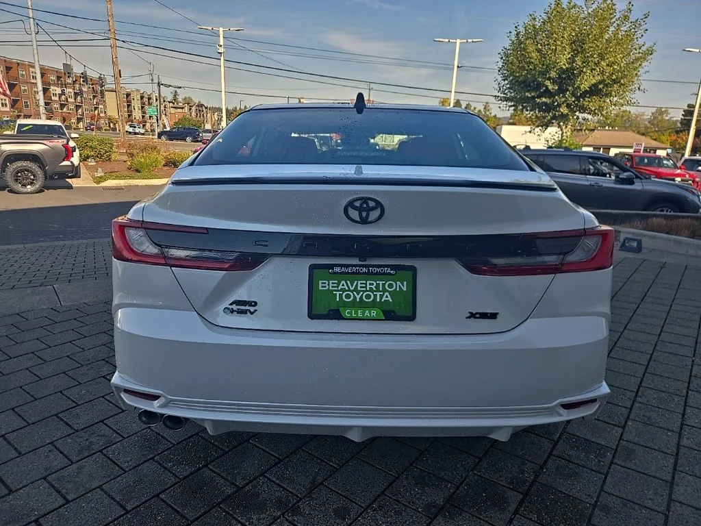 New 2026 Wind Chill Pearl with Midnight Black Metallic roof Toyota XSE image 4