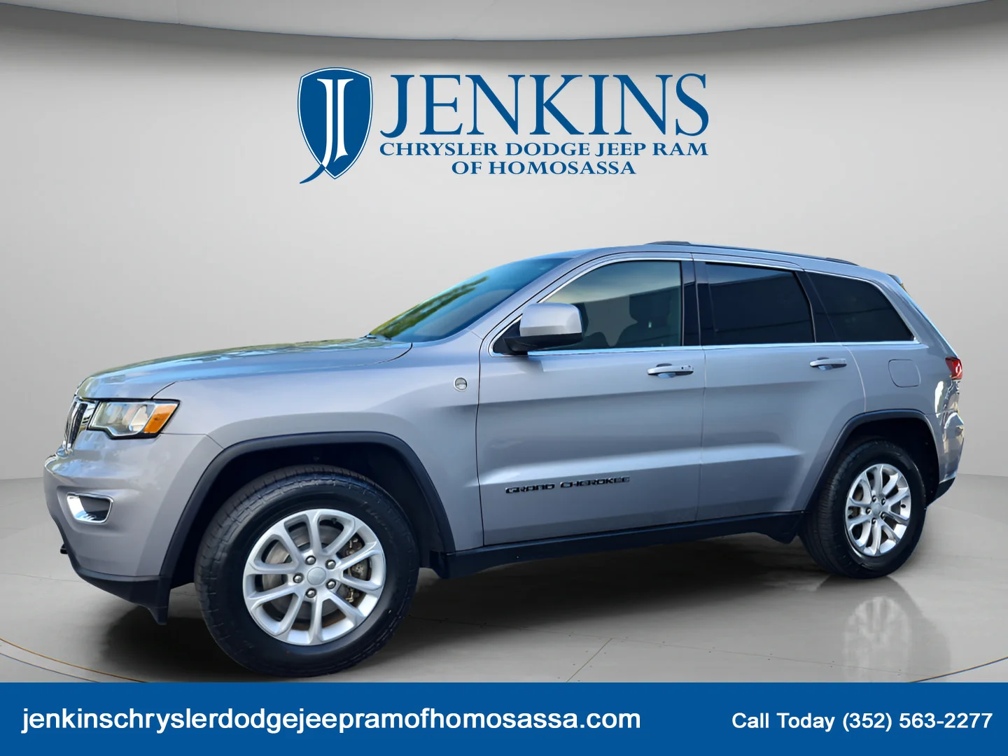 Used 2021 Billet Silver Metallic Clearcoat Jeep Laredo E image 7