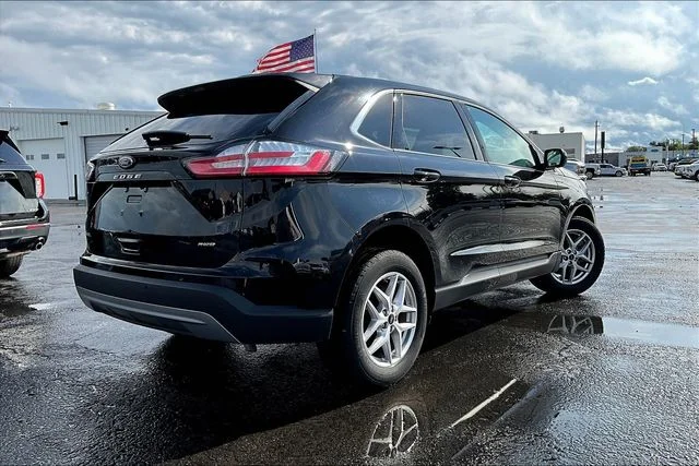 Used 2024 Black Ford SEL image 4
