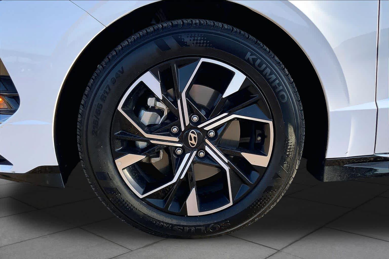 Used 2025 Serenity White Hyundai SEL image 10