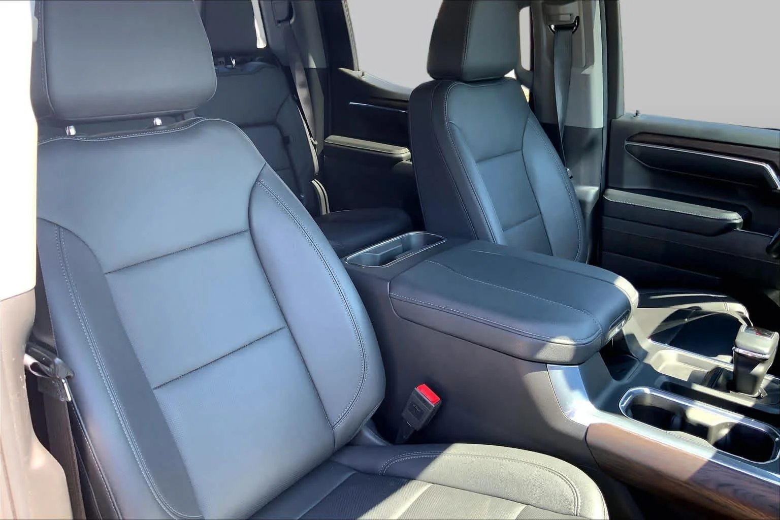 Used 2024 Sterling Metallic GMC SLT image 9
