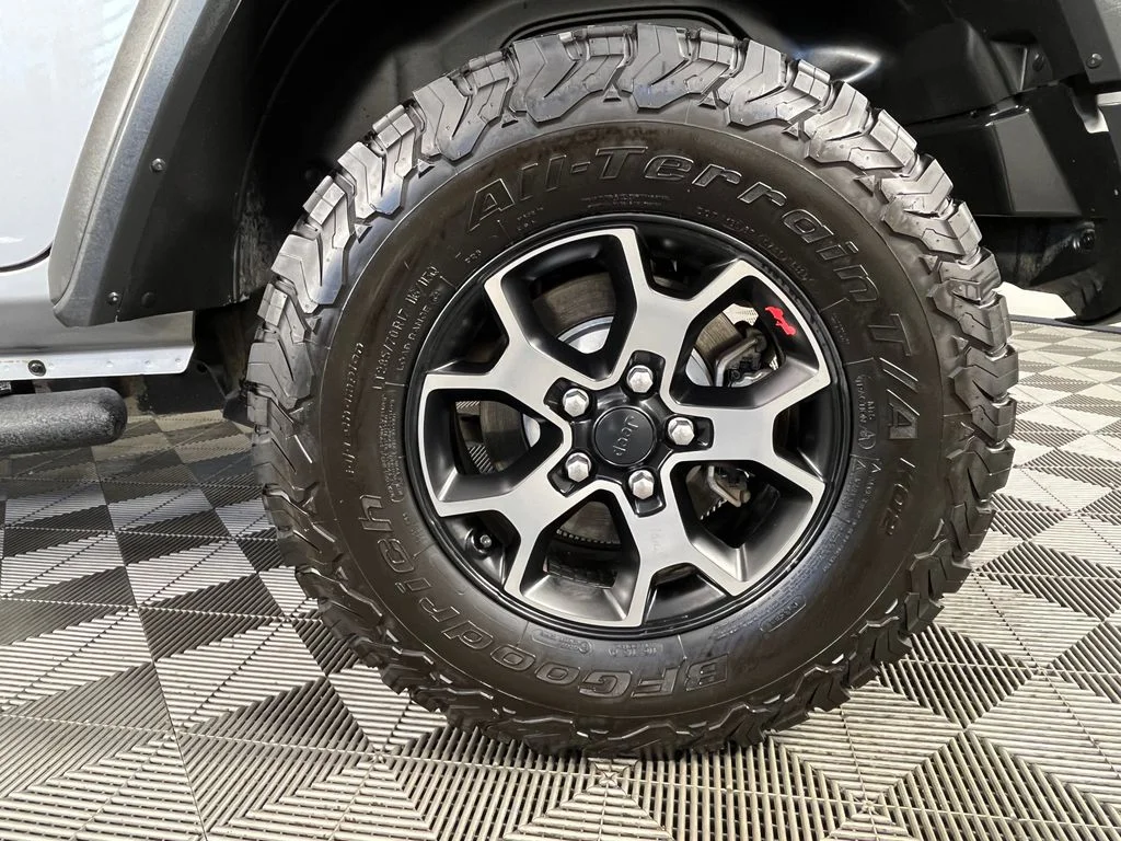Used 2018 Silver Jeep Unlimited Rubicon image 14