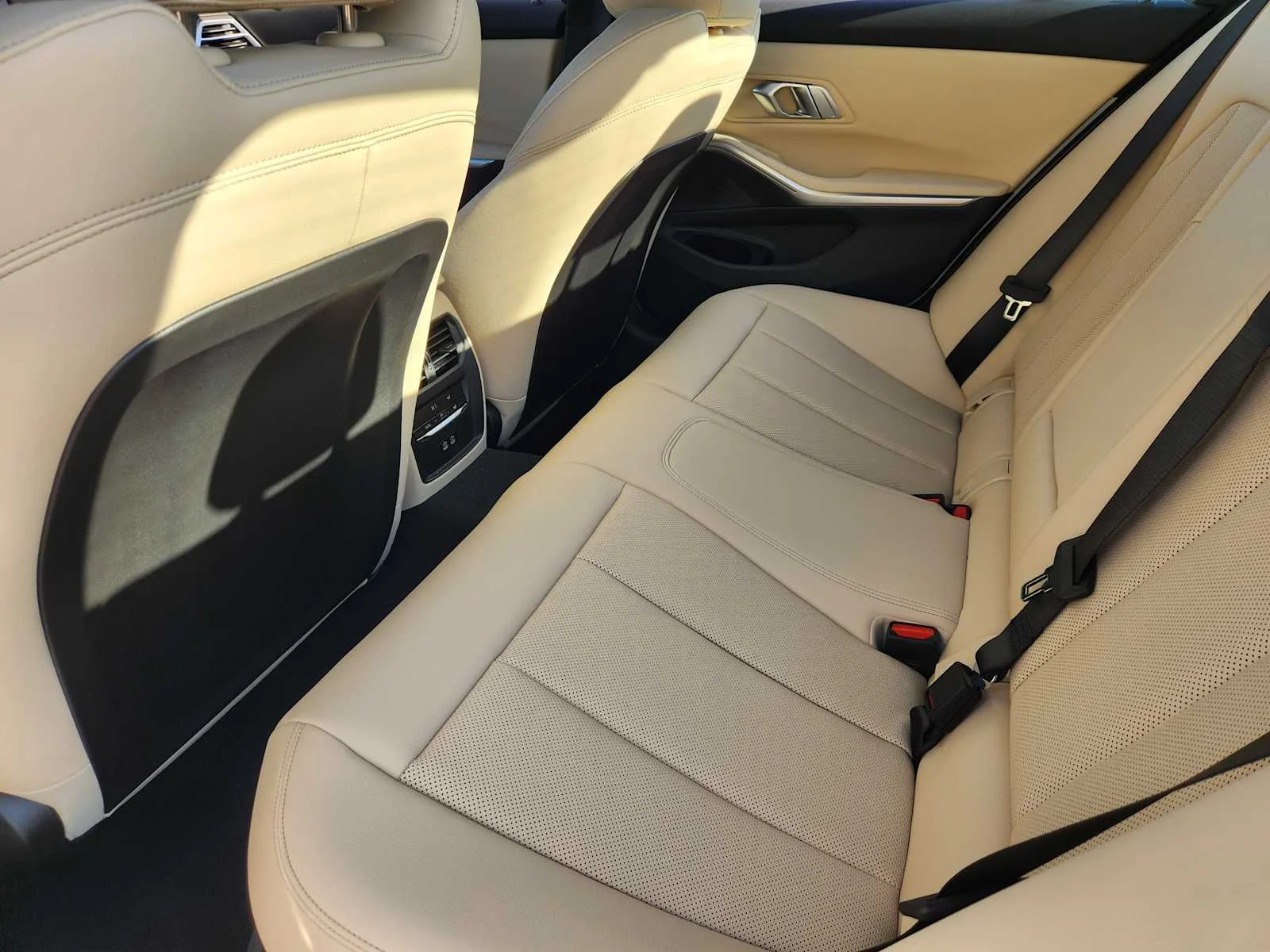 New 2026 Mineral White Metallic BMW 330i NA image 7