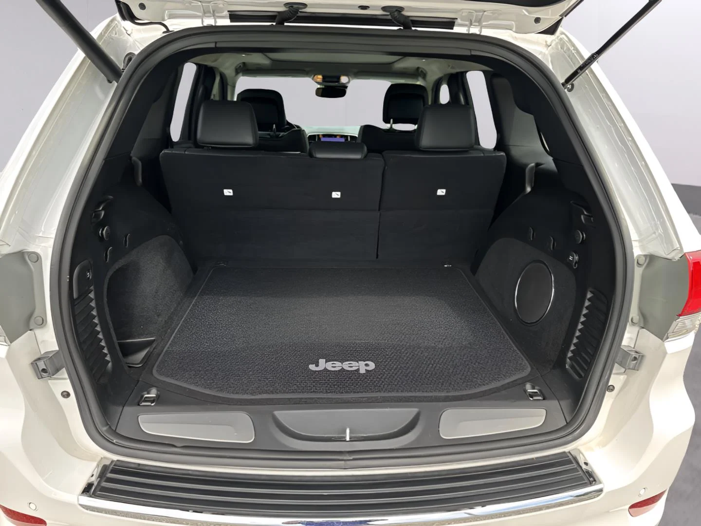 Used 2021 Ivory 3-Coat Jeep Summit image 33