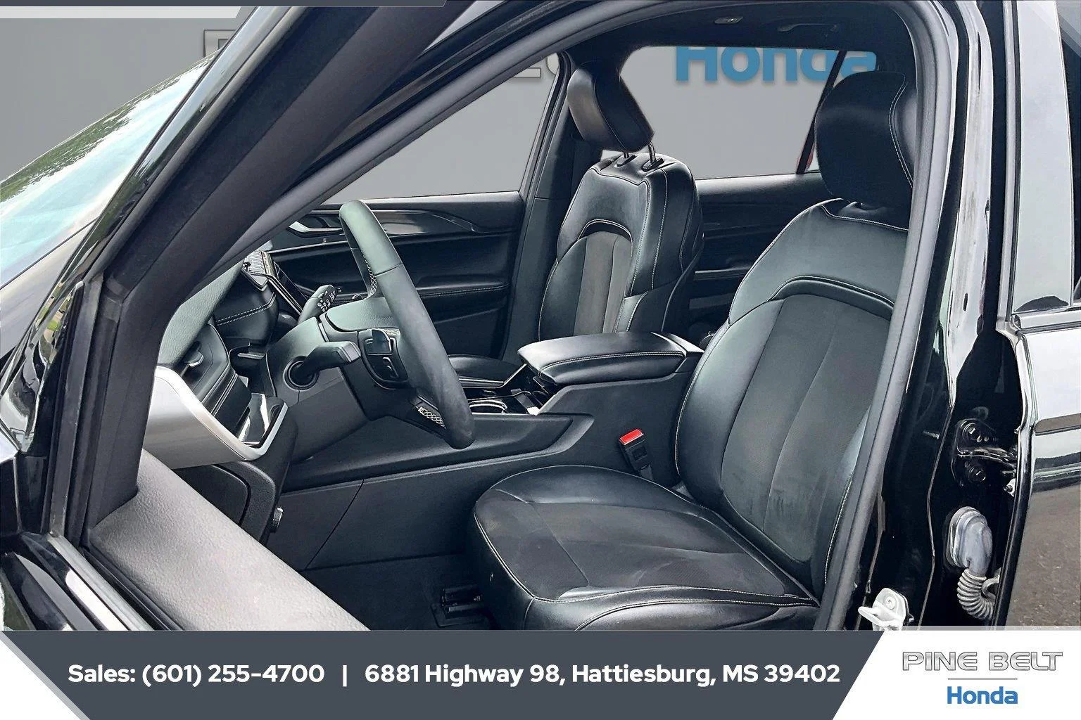Used 2023 Diamond Black Crystal Pearlcoat Jeep Altitude image 18
