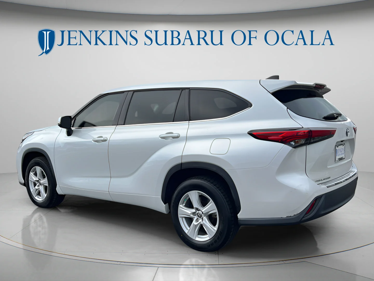 Used 2022 Pearl Toyota Hybrid LE image 5