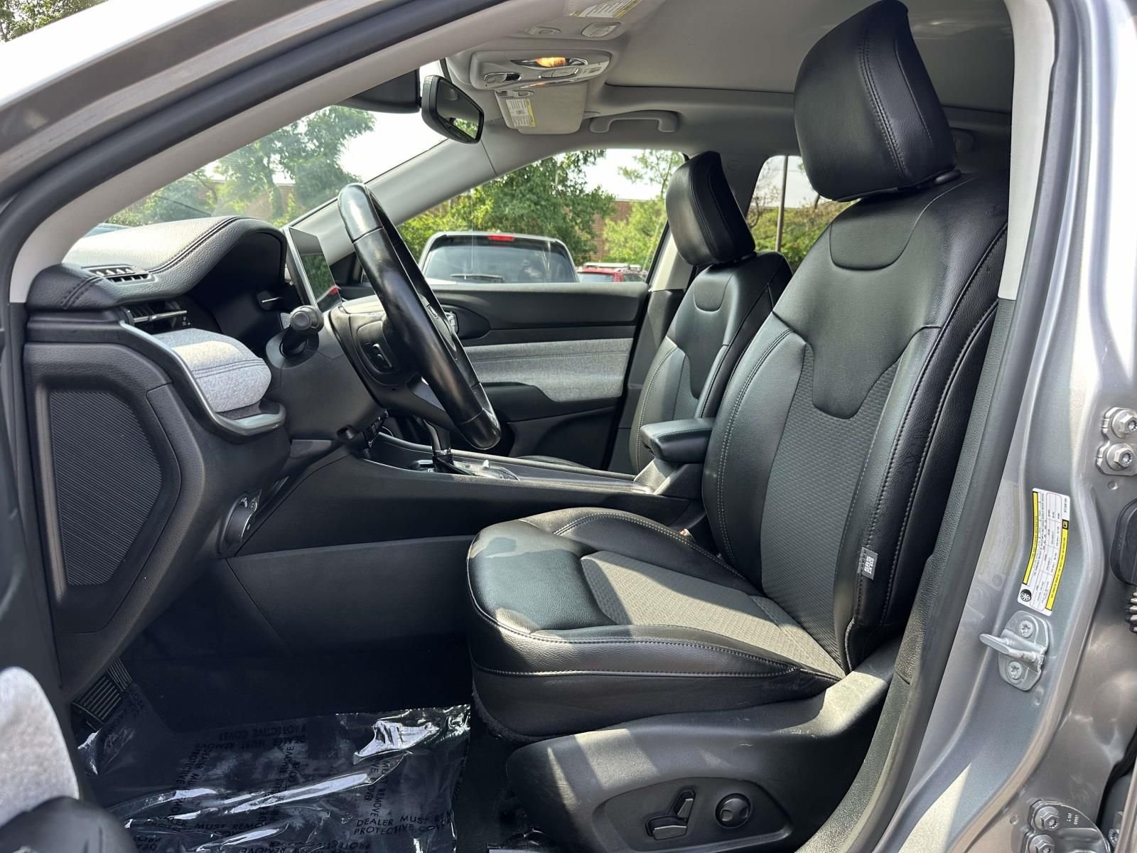 Used 2022 Silver Jeep Latitude image 9