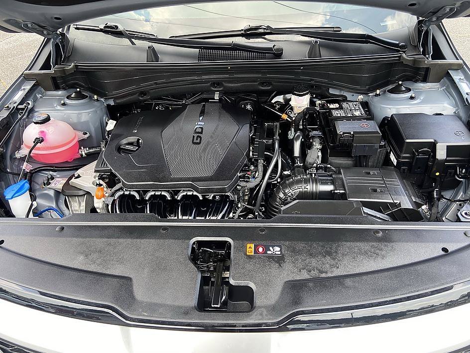 Used 2025 Everlasting Silver Kia EX image 30