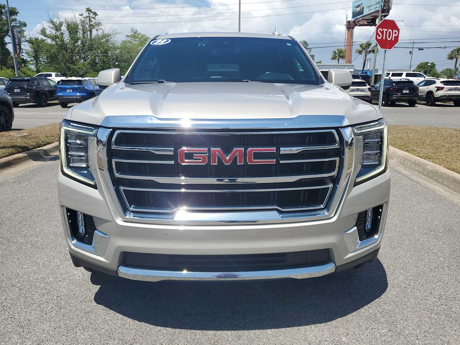 Used 2023 Pearl Beige Metallic GMC SLT image 9