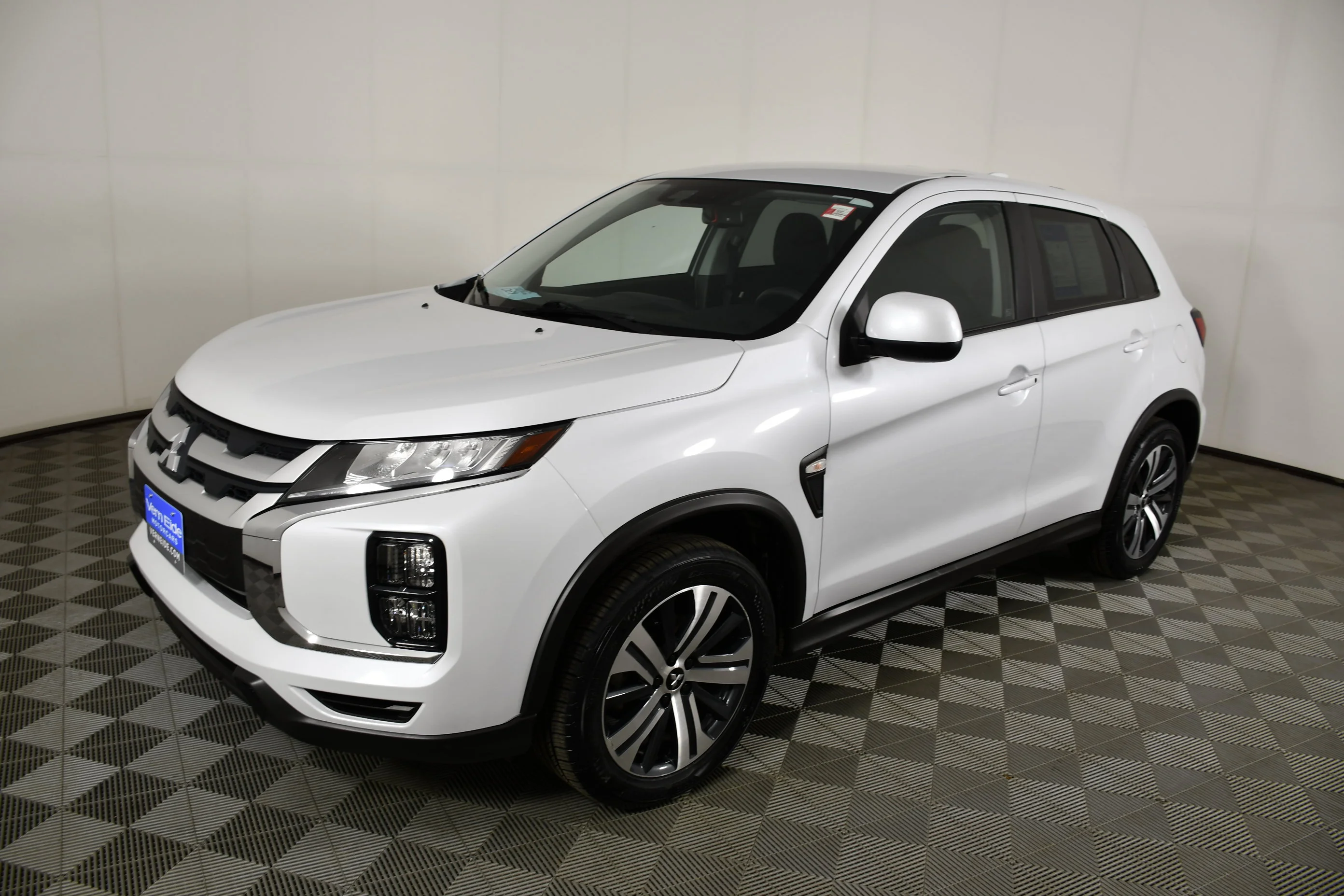 Used 2022 White Diamond Mitsubishi ES image 10