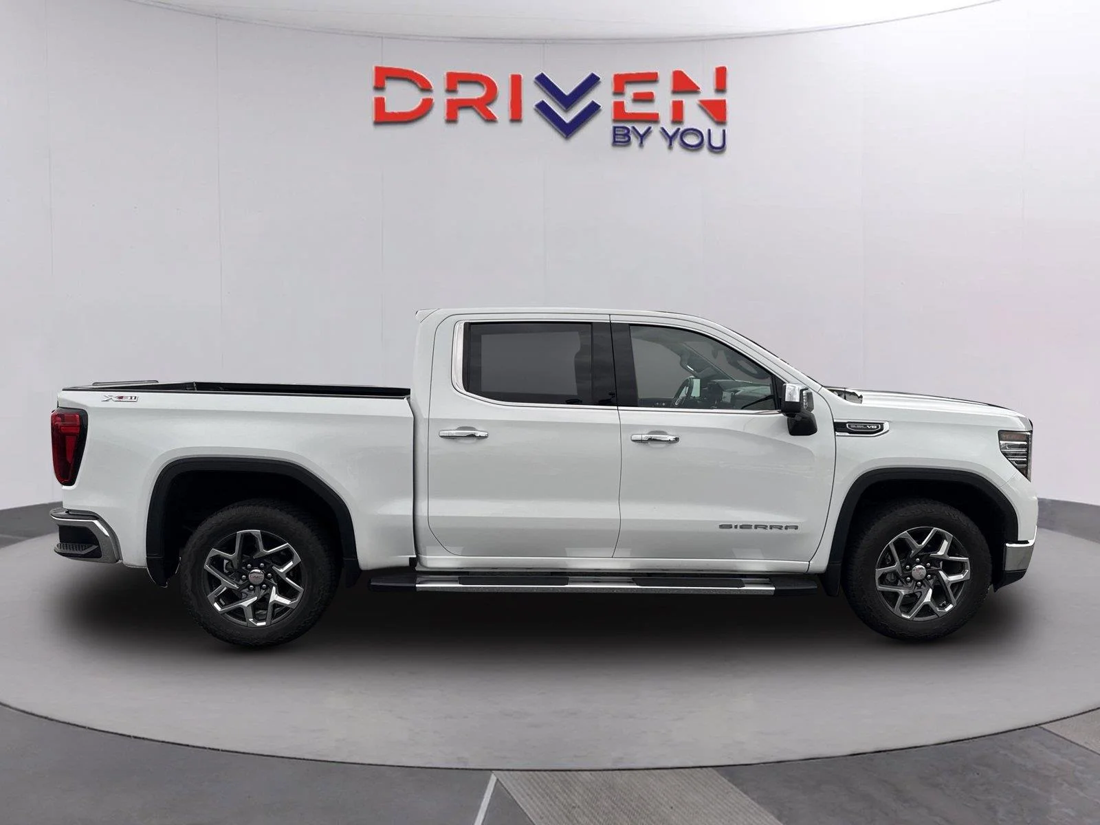 Used 2024 Summit White GMC SLT image 3