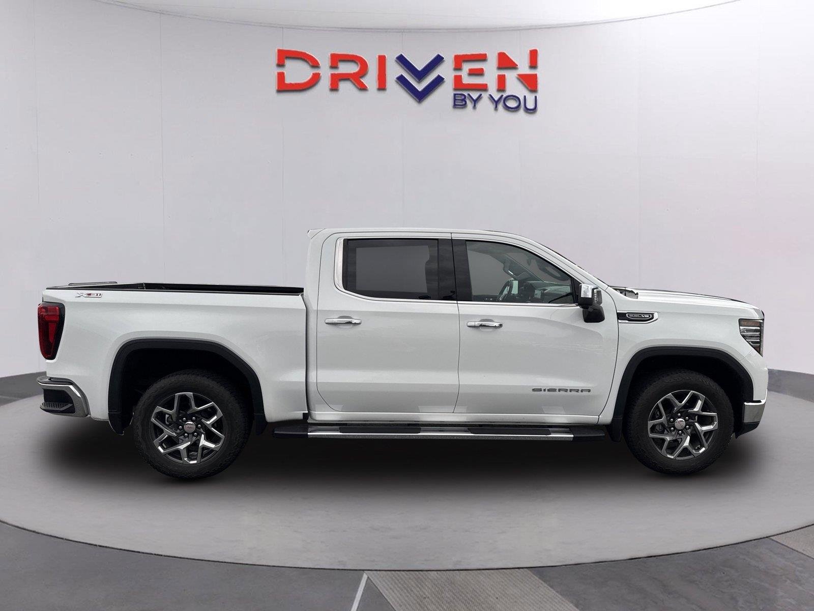 Used 2024 Summit White GMC SLT image 3