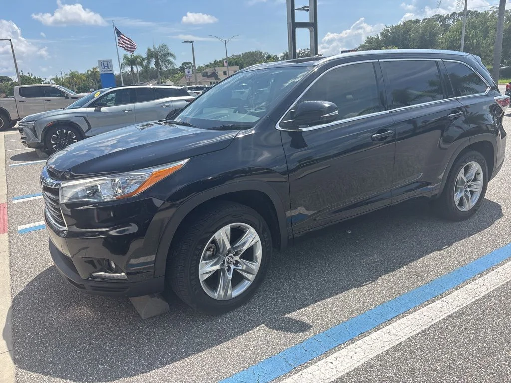 Used 2016  Toyota Limited image 1