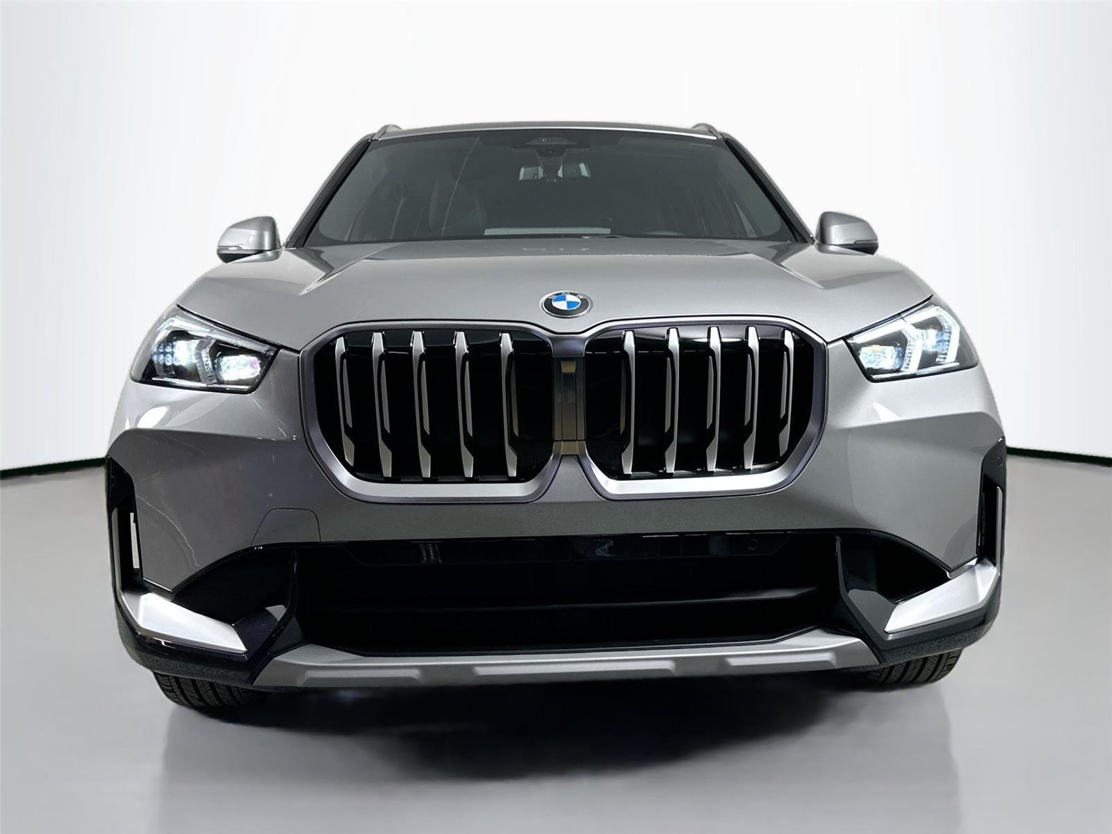 New 2026 Space Silver Metallic BMW xDrive28i image 3